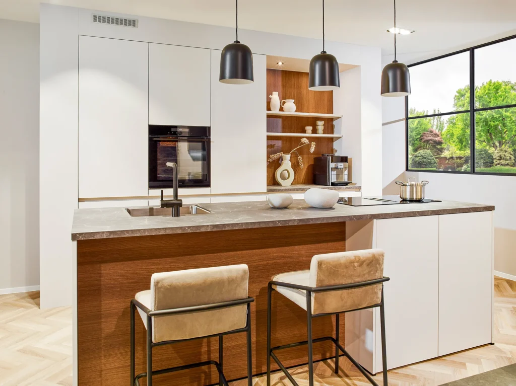 Wit met houten keuken van Anovi Keukens